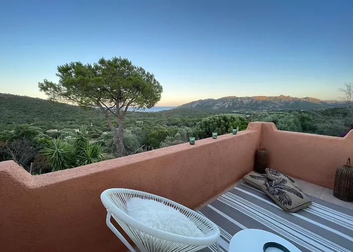Villa Azura, Vue Panoramique Et Proche A Santa Giulia, Piscine Chauffee
